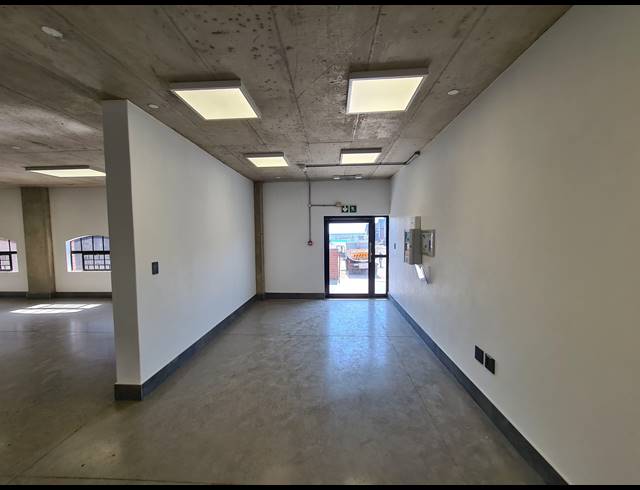 2,458M² WAREHOUSE TO LET IN RIVERSANDS